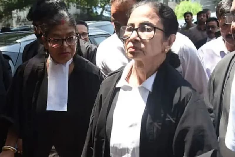 আইনজীবীর পোশাকে মমতা; লড়বেন ভোট পরবর্তী প্রতিহিংসার মামলা