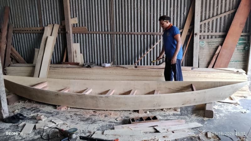বর্ষার আগেই নৌকা তৈরিতে ব্যস্ত নবাবগঞ্জের কারিগররা